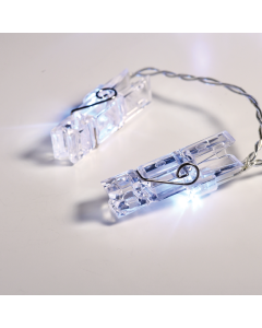 "PLASTIC CLIPS" 20 LED ΛΑΜΠΑΚ ΣΕΙΡΑ ΜΠΑΤΑΡ.(3xAA) ΨΥΧΡΟ ΛΕΥΚΟ IP20 285+30cm ΔΙΑΦΑΝ ΚΑΛΩΔ ΤΡΟΦΟΔ ACA X062021232